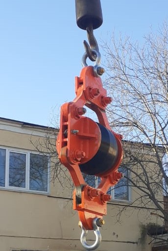 消除振动打桩机对起重机的有害振动