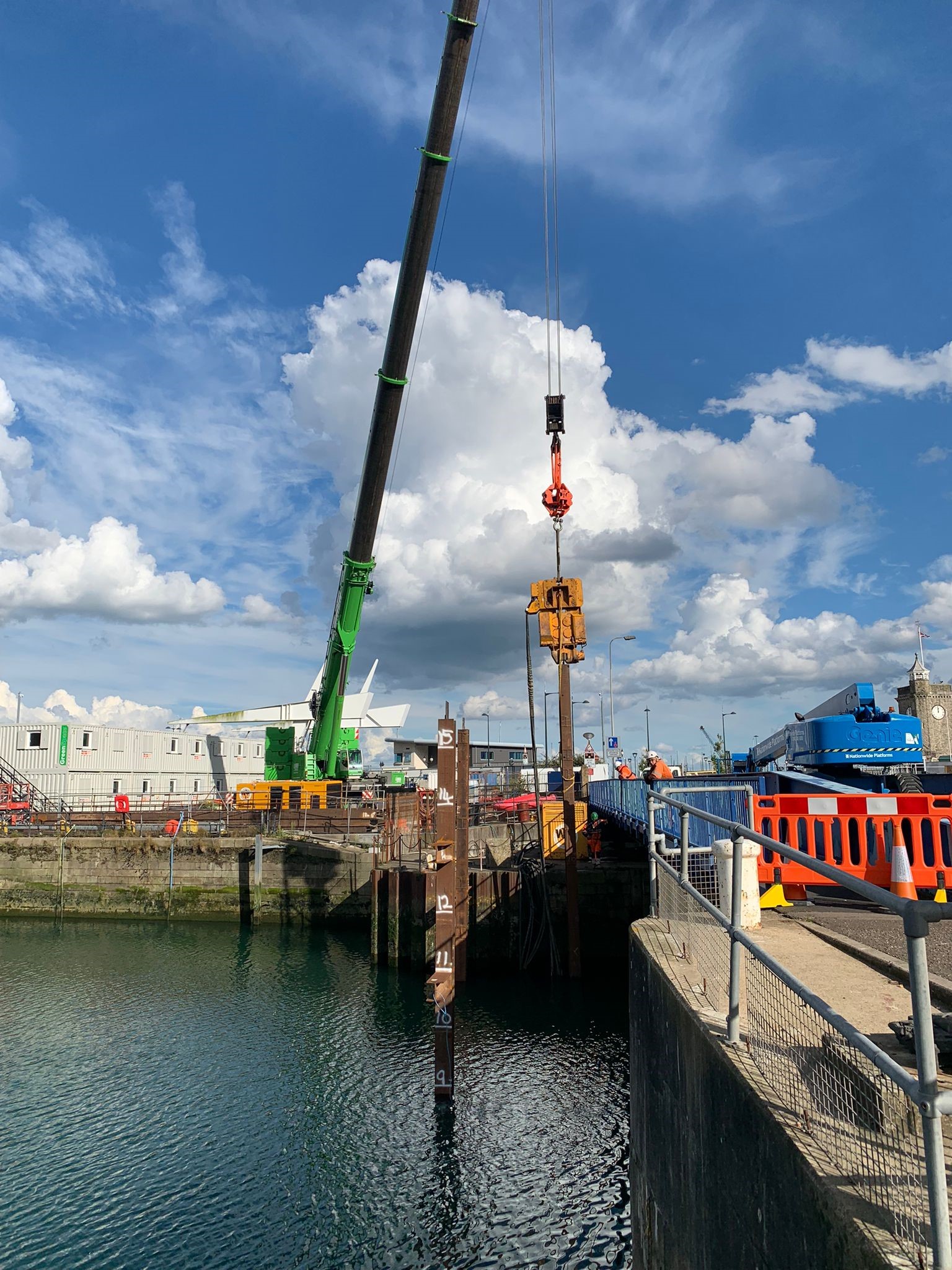 如何解决打桩机对起重机造成的强烈震动问题