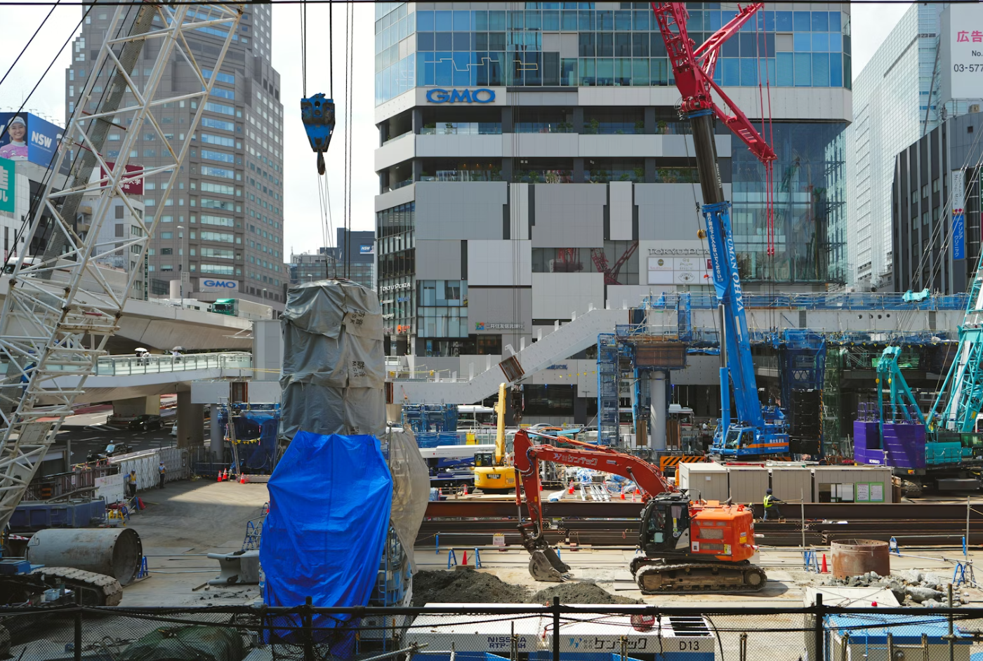 振动沉桩作业导致起重机晃动，该如何处理？